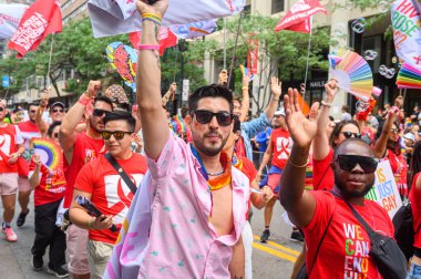 Toronto, ON, Kanada 30 Haziran 2024: Toronto 'daki 2024 Geleneksel Onur Yürüyüşü' ne Halk katıldı..