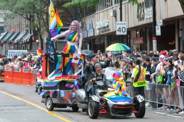Toronto, ON, Kanada 30 Haziran 2024: Toronto 'daki 2024 Geleneksel Onur Yürüyüşü' ne Halk katıldı..