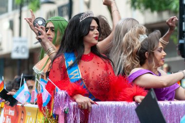 Toronto, ON, Kanada 30 Haziran 2024: 2024 Geleneksel Onur Yürüyüşü katılımcısı.