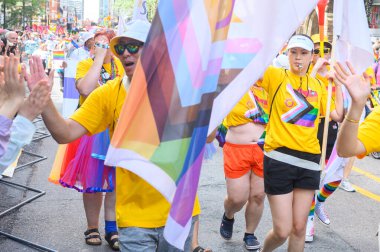 Toronto, ON, Kanada 30 Haziran 2024: Toronto 'daki 2024 Geleneksel Onur Yürüyüşü' ne Halk katıldı..