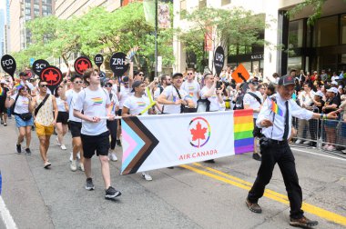 Toronto, ON, Kanada 30 Haziran 2024: Toronto 'daki 2024 Geleneksel Onur Yürüyüşü' ne Halk katıldı..