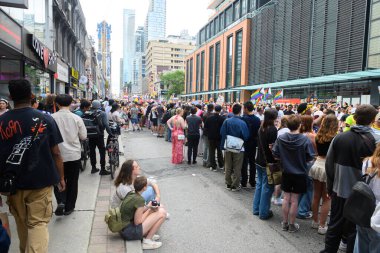 Toronto, ON, Kanada 30 Haziran 2024: Toronto 'daki 2024 Geleneksel Onur Yürüyüşü' ne Halk katıldı..