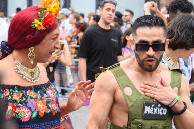 Toronto, ON, Kanada 30 Haziran 2024: Toronto 'daki 2024 Geleneksel Onur Yürüyüşü' ne Halk katıldı..