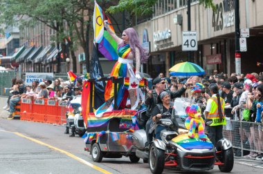 Toronto, ON, Kanada 30 Haziran 2024: Motosikletli motosikletliler Toronto 'da düzenlenen 2024 Yıllık Onur Yürüyüşü' ne katıldılar.