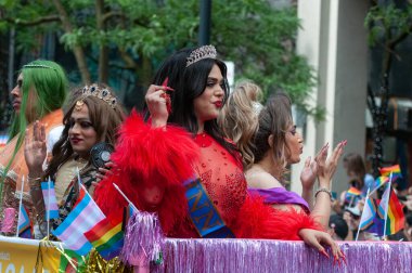 Toronto, ON, Kanada 30 Haziran 2024: Toronto 'daki 2024 Geleneksel Onur Yürüyüşü' ne Halk katıldı.