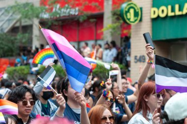 Toronto, ON, Kanada 30 Haziran 2024: Onur bayrağı, Onur Yürüyüşü sırasında LGBT gururunun bir sembolüdür..