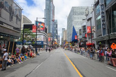 Toronto, ON, Kanada 30 Haziran 2024: Toronto 'da 2024 Yıllık Onur Yürüyüşü' nün başlamasını bekleyenler.