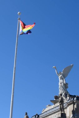 Toronto, ON, Kanada 30 Haziran 2024: Onur bayrağı, Onur Yürüyüşü sırasında LGBT gururunun bir sembolüdür...