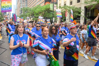Toronto, ON, Kanada 30 Haziran 2024: Toronto 'daki 2024 Geleneksel Onur Yürüyüşü' ne Halk katıldı..