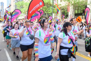 Toronto, ON, Kanada 30 Haziran 2024: Toronto 'daki 2024 Geleneksel Onur Yürüyüşü' ne Halk katıldı..