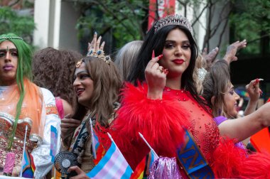 Toronto, ON, Kanada 30 Haziran 2024: Toronto 'daki 2024 Geleneksel Onur Yürüyüşü' ne Halk katıldı..