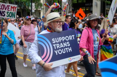 Toronto, ON, Kanada 30 Haziran 2024: Toronto 'daki 2024 Geleneksel Onur Yürüyüşü' ne Halk katıldı..