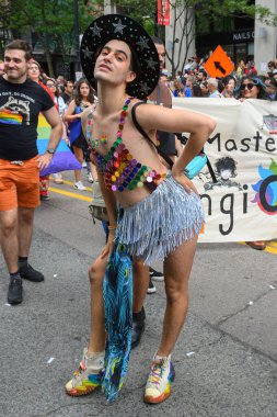 Toronto, ON, Kanada 30 Haziran 2024: Toronto 'daki 2024 Geleneksel Onur Yürüyüşü' ne Halk katıldı..