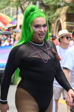 Toronto, ON, Kanada 30 Haziran 2024: Toronto 'daki 2024 Geleneksel Onur Yürüyüşü' ne Halk katıldı..