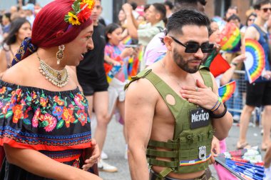 Toronto, ON, Kanada 30 Haziran 2024: Toronto 'daki 2024 Geleneksel Onur Yürüyüşü' ne Halk katıldı..