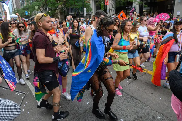 Toronto, ON, Kanada 30 Haziran 2024: Toronto 'daki 2024 Geleneksel Onur Yürüyüşü' ne Halk katıldı..