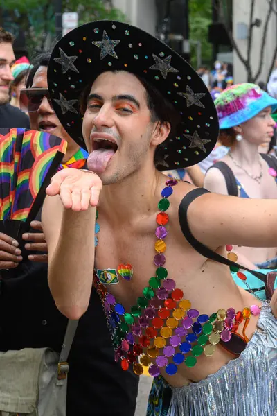 Toronto, ON, Kanada 30 Haziran 2024: Toronto 'daki 2024 Geleneksel Onur Yürüyüşü' ne Halk katıldı..