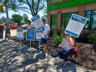 Toronto, ON, Kanada - 7 Temmuz 2024: LCBO çalışanları uyarıcılarla grevde