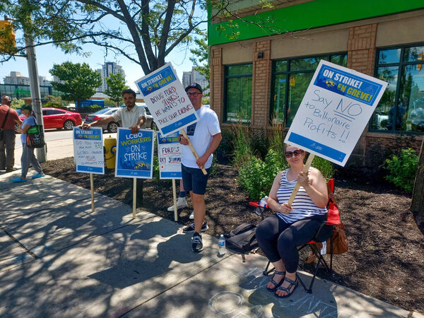 Торонто, штат Огайо, Канада - 7 июля 2024 года: Работники LCBO бастуют с бункерами