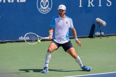 Toronto, ON, Kanada - 7 Ağustos 2023: Toronto 'daki Sobeys Stadyumu' nda oynanan Ulusal Banka Açık eleme karşılaşmasında Thanasi Kokkinakis (AUS) ile oynayan Constant Lestienne (FR)