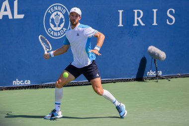 Toronto, ON, Kanada - 7 Ağustos 2023: Toronto 'daki Sobeys Stadyumu' nda oynanan Ulusal Banka Açık eleme karşılaşmasında Thanasi Kokkinakis (AUS) ile oynayan Constant Lestienne (FR)