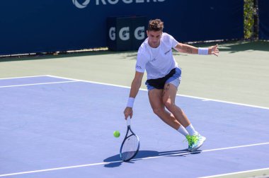 Toronto, ON, Kanada - 7 Ağustos 2023: Thanasi Kokkinakis (AUS) Toronto 'daki Sobeys Stadyumu' nda oynanan Ulusal Banka Açık ön eleme karşılaşmasında Constant Lestienne (FR) ile oynadı.