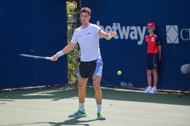 Toronto, ON, Kanada - 7 Ağustos 2023: Thanasi Kokkinakis (AUS) Toronto 'daki Sobeys Stadyumu' nda oynanan Ulusal Banka Açık ön eleme karşılaşmasında Constant Lestienne (FR) ile oynadı.