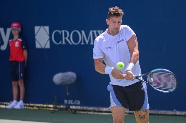 Toronto, ON, Kanada - 7 Ağustos 2023: Thanasi Kokkinakis (AUS) Toronto 'daki Sobeys Stadyumu' nda oynanan Ulusal Banka Açık ön eleme karşılaşmasında Constant Lestienne (FR) ile oynadı.