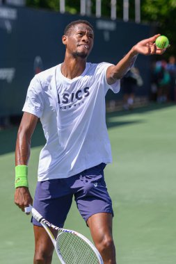 Toronto, ON, Kanada - 7 Ağustos 2023: Christopher Eubanks (ABD) Toronto 'daki Sobeys Stadyumu' ndaki Ulusal Banka Açık 'ın antrenman oturumunda