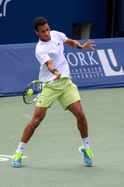 Toronto, ON, Kanada - 5 Ağustos 2023: Felix Auger-Aliassime (Kanada) Toronto 'daki Sobeys Stadyumu' ndaki Ulusal Banka Açık 'ın antrenman oturumu sırasında mahkemede
