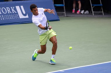 Toronto, ON, Kanada - 5 Ağustos 2023: Felix Auger-Aliassime (Kanada) Toronto 'daki Sobeys Stadyumu' ndaki Ulusal Banka Açık 'ın antrenman oturumu sırasında mahkemede