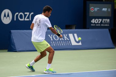 Toronto, ON, Kanada - 5 Ağustos 2023: Felix Auger-Aliassime (Kanada) Toronto 'daki Sobeys Stadyumu' ndaki Ulusal Banka Açık 'ın antrenman oturumu sırasında mahkemede