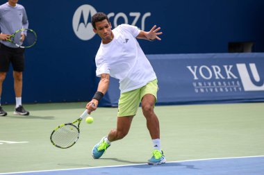 Toronto, ON, Kanada - 5 Ağustos 2023: Felix Auger-Aliassime (Kanada) Toronto 'daki Sobeys Stadyumu' ndaki Ulusal Banka Açık 'ın antrenman oturumu sırasında mahkemede