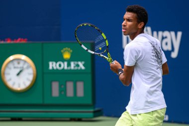 Toronto, ON, Kanada - 5 Ağustos 2023: Felix Auger-Aliassime (Kanada) Toronto 'daki Sobeys Stadyumu' ndaki Ulusal Banka Açık 'ın antrenman oturumu sırasında mahkemede