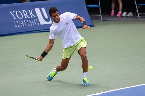 Toronto, ON, Kanada - 5 Ağustos 2023: Felix Auger-Aliassime (Kanada) Toronto 'daki Sobeys Stadyumu' ndaki Ulusal Banka Açık 'ın antrenman oturumu sırasında mahkemede