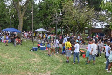 Toronto, ON, Kanada - 3 Ağustos 2024: Geçit katılımcısı kalabalığa bakıyor.