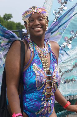 Toronto, ON, Kanada - 3 Ağustos 2024: Toronto 'daki Caribana Geçit Töreni için gösterişli tüylü geçit töreni kostümü giyen katılımcı