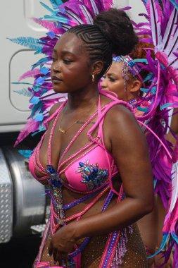 Toronto, ON, Kanada - 3 Ağustos 2024: Toronto 'daki Caribana Geçit Töreni için gösterişli tüylü geçit töreni kostümü giyen katılımcı