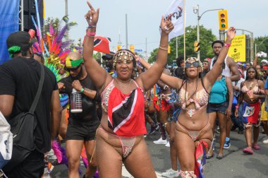 Toronto, ON, Kanada - 3 Ağustos 2024: Toronto 'daki Caribana Geçit Töreni için gösterişli tüylü geçit töreni kostümü giyen katılımcı