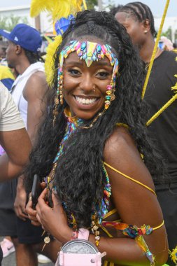 Toronto, ON, Kanada - 3 Ağustos 2024: Toronto 'daki Caribana Geçit Töreni için gösterişli tüylü geçit töreni kostümü giyen katılımcı