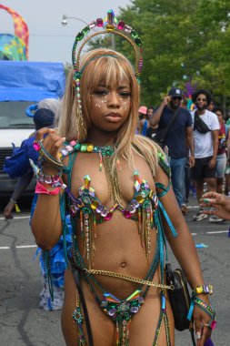 Toronto, ON, Kanada - 3 Ağustos 2024: Toronto 'daki Caribana Geçit Töreni için gösterişli tüylü geçit töreni kostümü giyen katılımcı