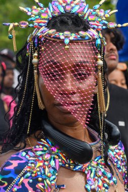 Toronto, ON, Kanada - 3 Ağustos 2024: Toronto 'daki Caribana Geçit Töreni için gösterişli tüylü geçit töreni kostümü giyen katılımcı