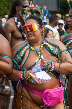 Toronto, ON, Kanada - 3 Ağustos 2024: Toronto 'daki Caribana Geçit Töreni için gösterişli tüylü geçit töreni kostümü giyen katılımcı