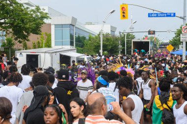 Toronto, ON, Kanada - 3 Ağustos 2024: Toronto 'daki Caribana Geçit Töreni sırasında sokakta yürüyen bir kalabalık.