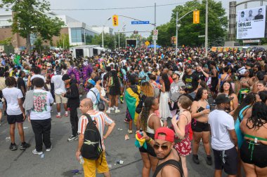 Toronto, ON, Kanada - 3 Ağustos 2024: Toronto 'daki Caribana Geçit Töreni sırasında sokakta yürüyen bir kalabalık.