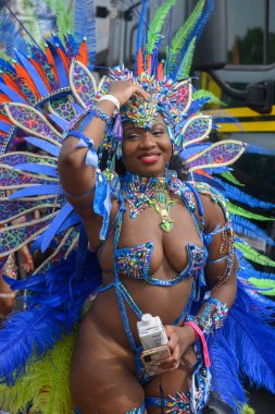 Toronto, ON, Kanada - 3 Ağustos 2024: Toronto 'daki Caribana Geçit Töreni için gösterişli tüylü geçit töreni kostümü giyen katılımcı