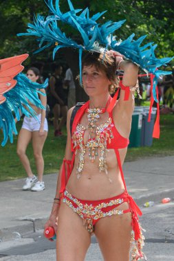 Toronto, ON, Kanada - 3 Ağustos 2024: Toronto 'daki Caribana Geçit Töreni için gösterişli tüylü geçit töreni kostümü giyen katılımcı