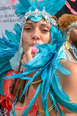 Toronto, ON, Kanada - 3 Ağustos 2024: Toronto 'daki Caribana Geçit Töreni için gösterişli tüylü geçit töreni kostümü giyen katılımcı