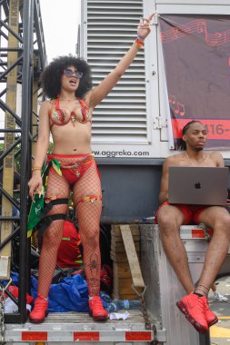 Toronto, ON, Kanada - 3 Ağustos 2024: Toronto 'daki Caribana Geçit Töreni için gösterişli tüylü geçit töreni kostümü giyen katılımcı