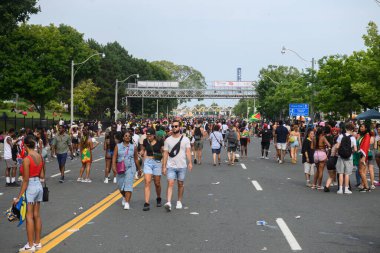Toronto, ON, Kanada - 3 Ağustos 2024: Toronto 'daki Caribana Geçit Töreni sırasında insanlar sokakta yürür.